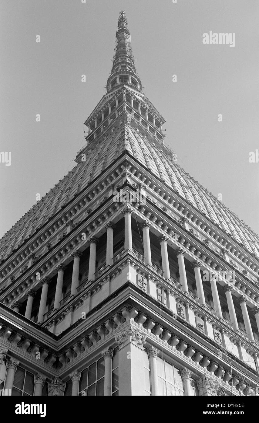 Torino, Mole Antonelliana. Die höchste Kuppel, gebaut von Alessandro Antonelli. Derzeit beherbergt es das nationale Filmmuseum. Stockfoto