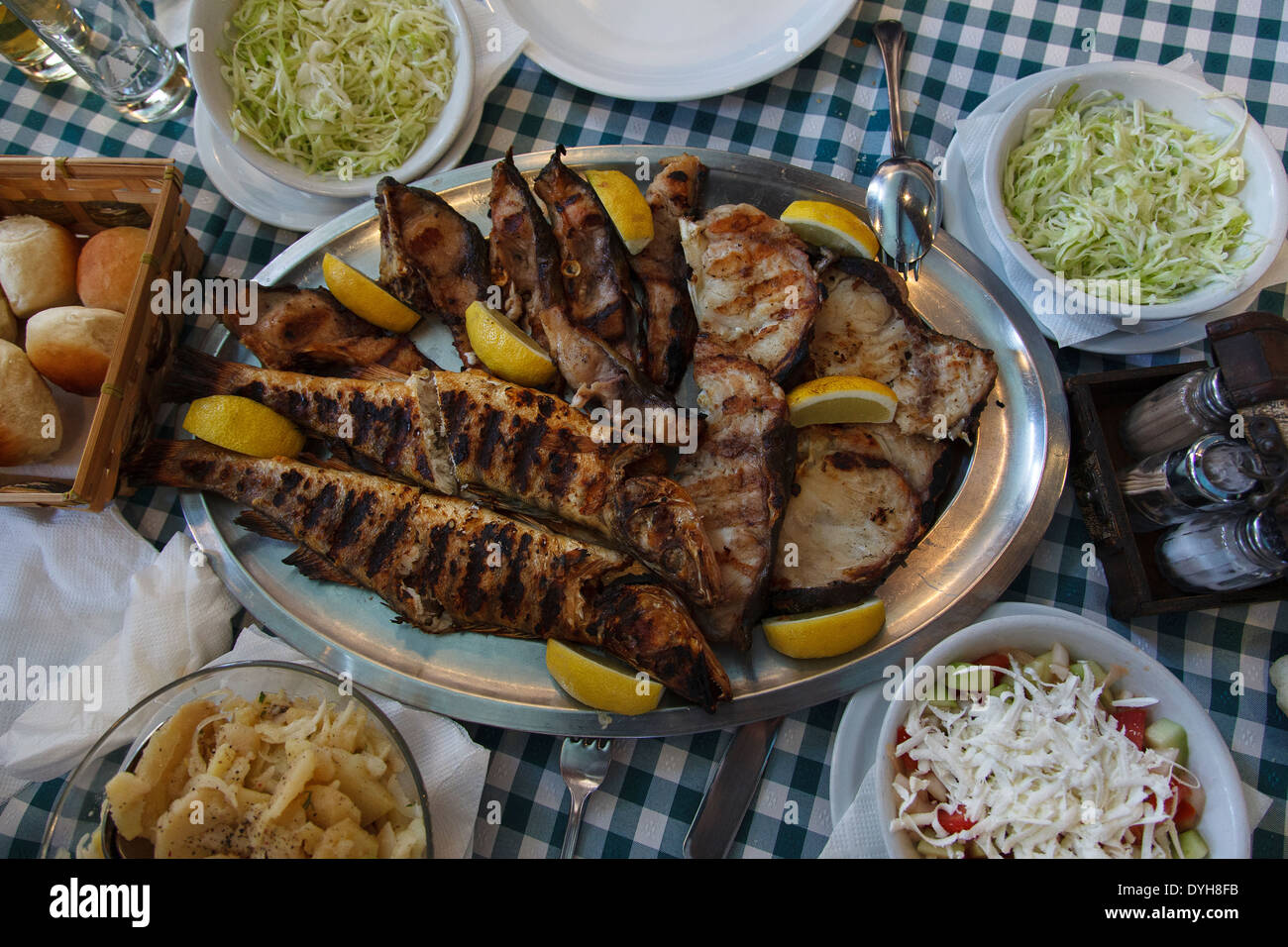 Fisch in einem Restaurant strand Strand und Sloboda Brücke. Danube River, Novi Sad, Serbien, Europa Stockfoto