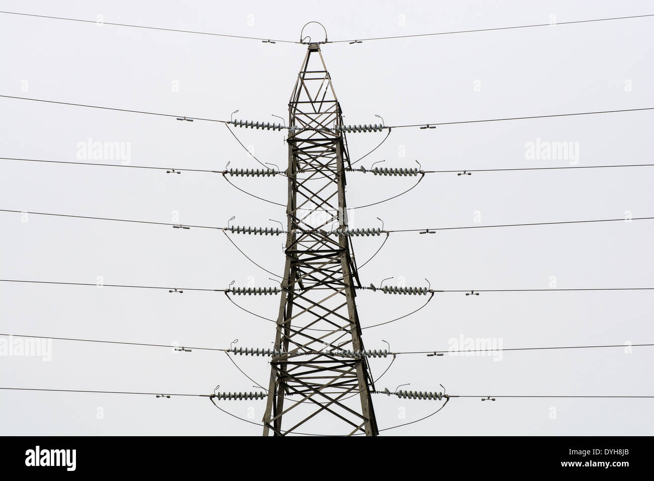 Strommast gegen einen grauen strukturlose Himmel Stockfoto