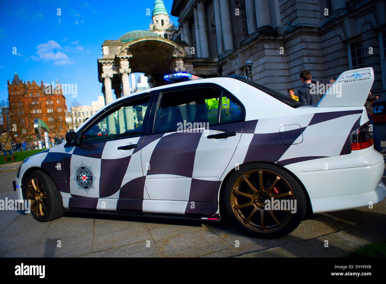 Der Belfast City Hall, UK 18. April 2014. FIA European Rally 4. Runde von der Strecke der Rallye Irland zeremonielle Start in Belfast Stockfoto