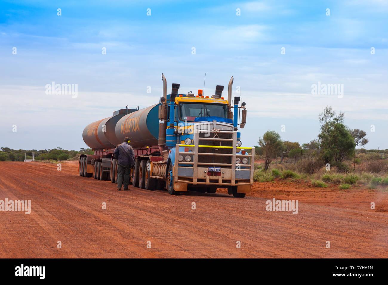 Lastzug aus dem Feldweg in Richtung Menzies Western Australia. Stockfoto