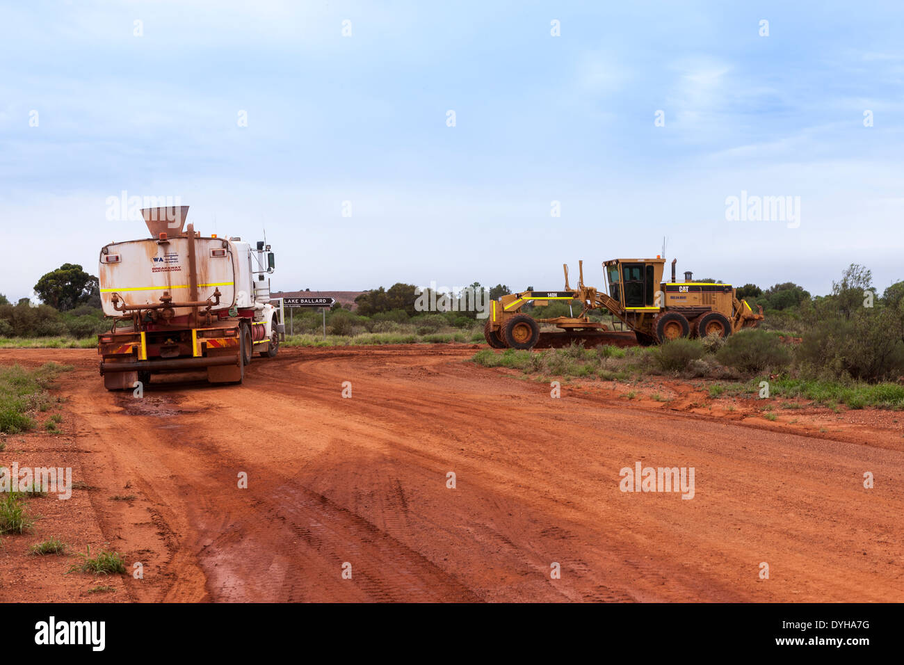 Feldweg zwischen Menzies und Lake Ballard repariert nach starken Regenfällen, Western Australia Stockfoto