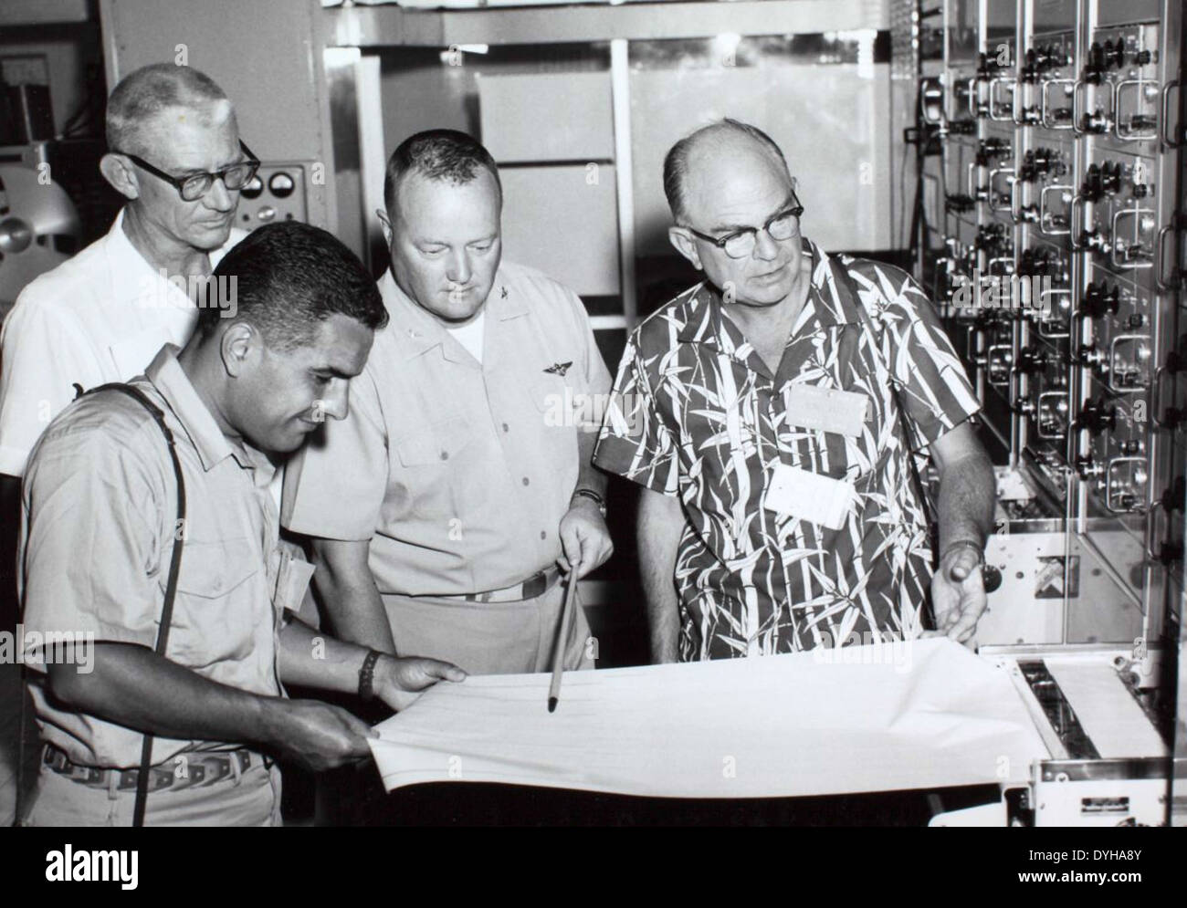 Dieses Vintage-Foto aus der Thomas Sefton Collection fängt eine frühe Flugzeugszene in der Zeit um den Angriff auf Pearl Harbor ein. Es spiegelt den Zustand der Luftfahrt in den späten 1930er und frühen 1940er Jahren wider, vor und nach dem Angriff, der einen Wendepunkt in der Geschichte markiert. Stockfoto