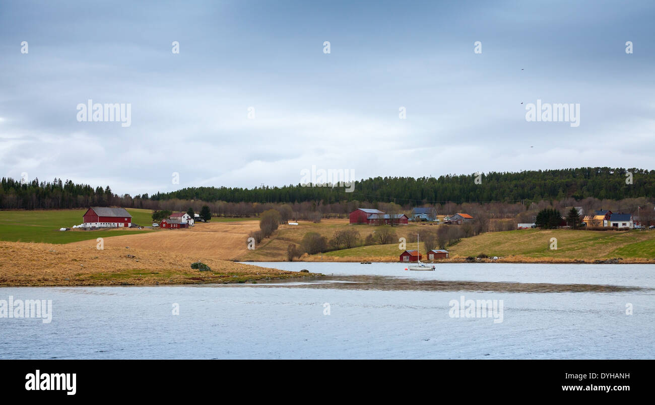 Traditionellen kleinen norwegischen Dorf mit roten Holzhäusern auf felsigen Küste Stockfoto