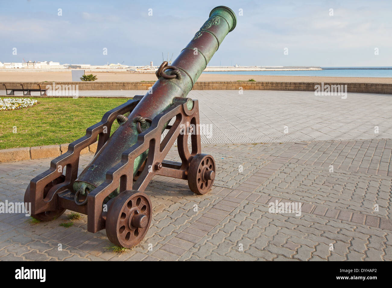 Alte Kanone steht am Strand in Tanger, Marokko Stockfoto