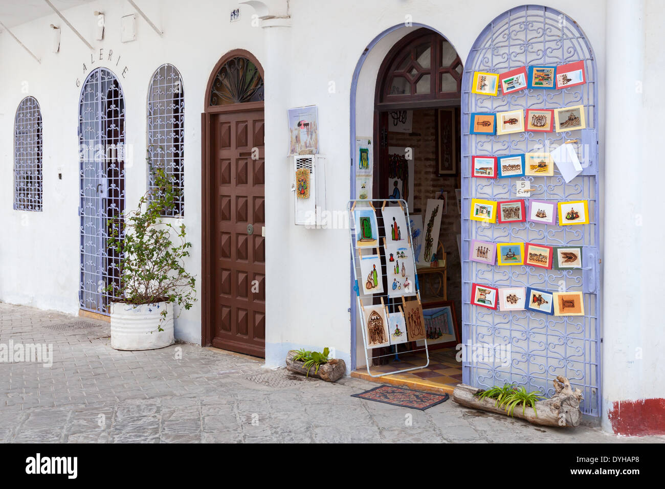 Tanger, Marokko - 22. März 2014: offene Tür des kleinen Souvenir-Shop mit hängenden bunte Bilder zu verkaufen Stockfoto