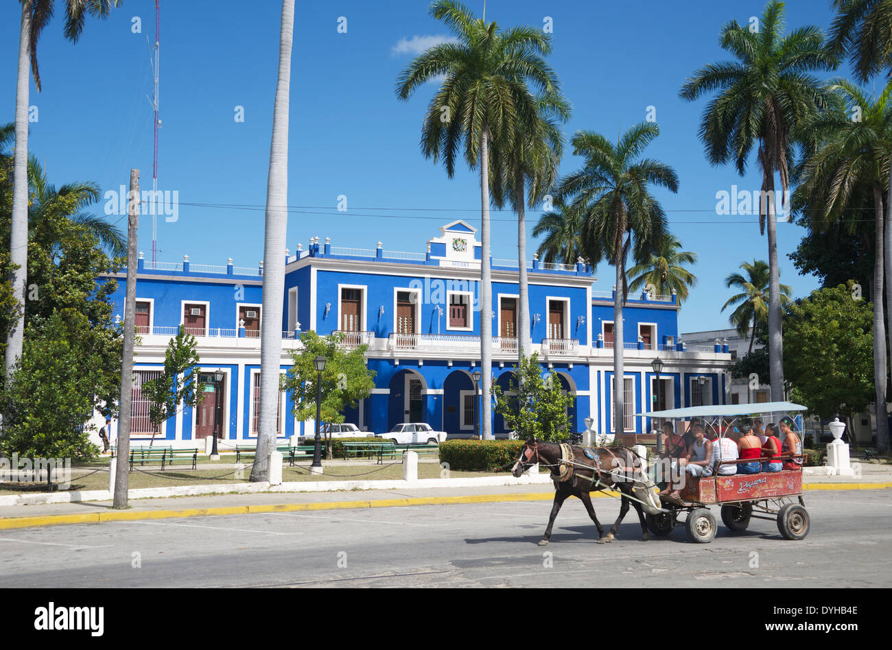 Zollhaus und touristischen Pferd gezeichneten Wagen Cienfuegos Kuba Stockfoto