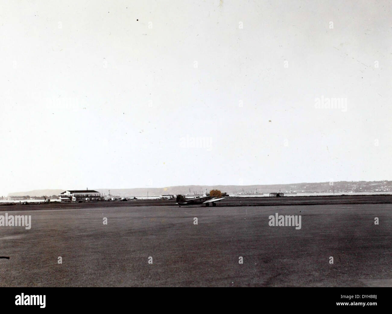 Dieses Bild fängt einen Moment in der Luftfahrtgeschichte mit dem Spirit of St. Louis ein, dem Flugzeug, das Charles Lindbergh auf seinem berühmten transatlantischen Solo-Flug geflogen hat. Das Flugzeug wurde von Ryan Airlines unter Beteiligung von Luftfahrtpionieren wie Douglas Kelley gebaut. Stockfoto