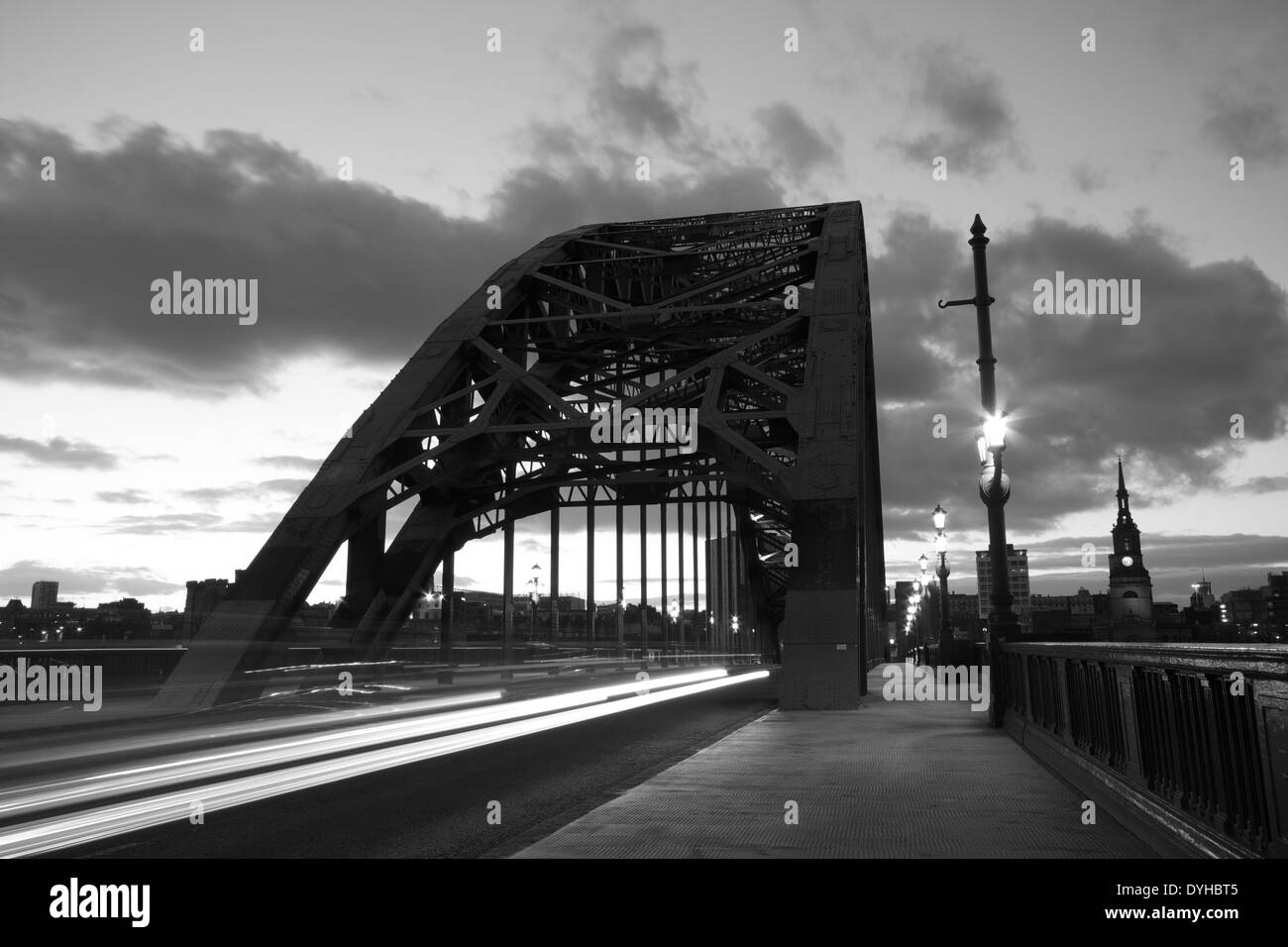 Ampel-Pfade verschieben über die Tyne-Brücke zwischen Newcastle und Gateshead, Tyne and Wear Stockfoto