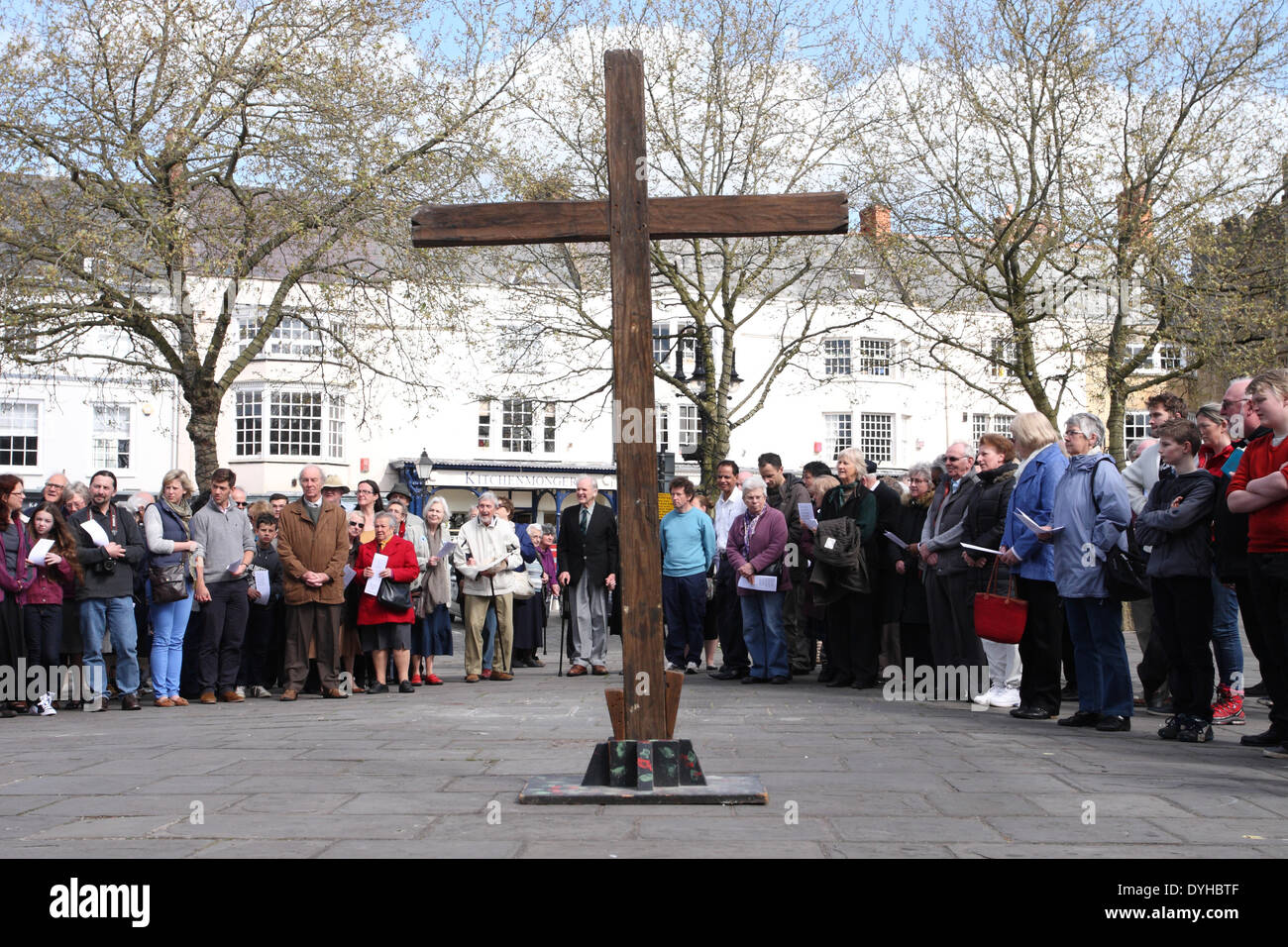 Wells, Somerset, Großbritannien. 18. April 2014.  – Ostern Karfreitag Christen versammeln sich für einen freien Service auf dem Markt, Brunnen nach der Prozession Walk of Witness brachte das hölzerne Kreuz durch die Straßen von Englands kleinste Domstadt - gut Freitag, 18. April 2014. Stockfoto