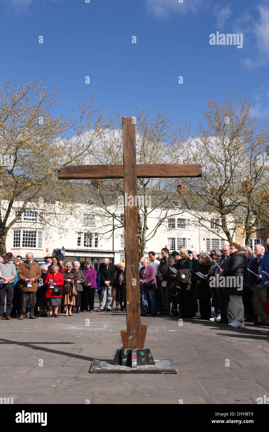 Wells, Somerset, Großbritannien. 18. April 2014.  – Ostern Karfreitag Christen versammeln sich für einen freien Service auf dem Markt, Brunnen nach der Prozession Walk of Witness brachte das hölzerne Kreuz durch die Straßen von Englands kleinste Domstadt - gut Freitag, 18. April 2014. Stockfoto