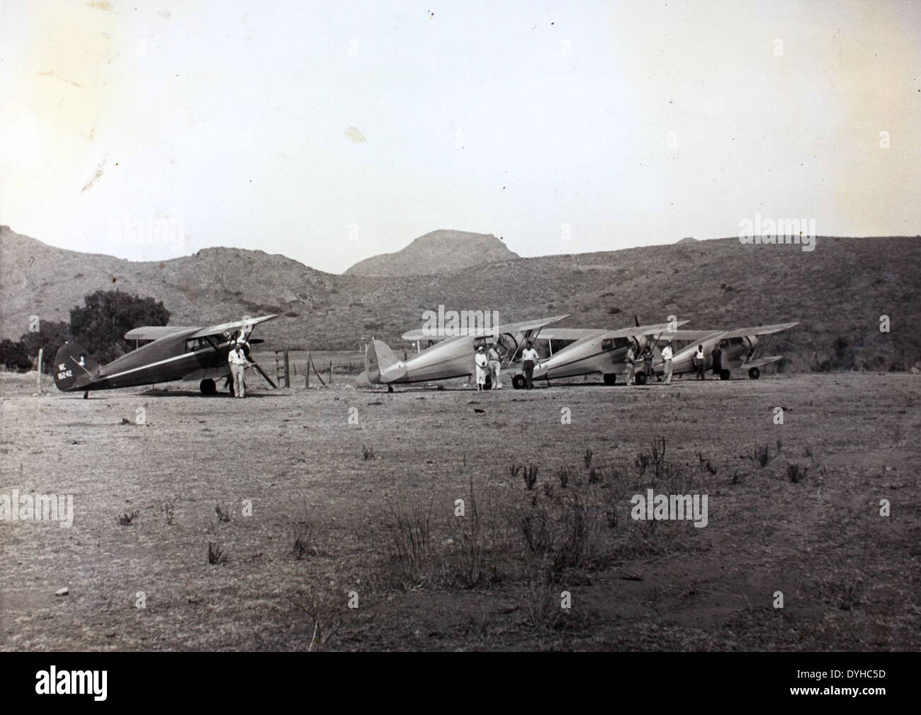 Dieses Bild zeigt eine Waco YKS-6, ein Oldtimer-Flugzeug, das mit frühen Pionieren der Luftfahrt in Verbindung gebracht wurde. Die NC16242 ist mit historischen Flugzeugfiguren wie Douglas Kelley und Charles Lindbergh verknüpft. Der Spirit of St. Louis erscheint ebenfalls auf dem Bild und zeigt das reiche Luftfahrterbe der damaligen Zeit. Stockfoto
