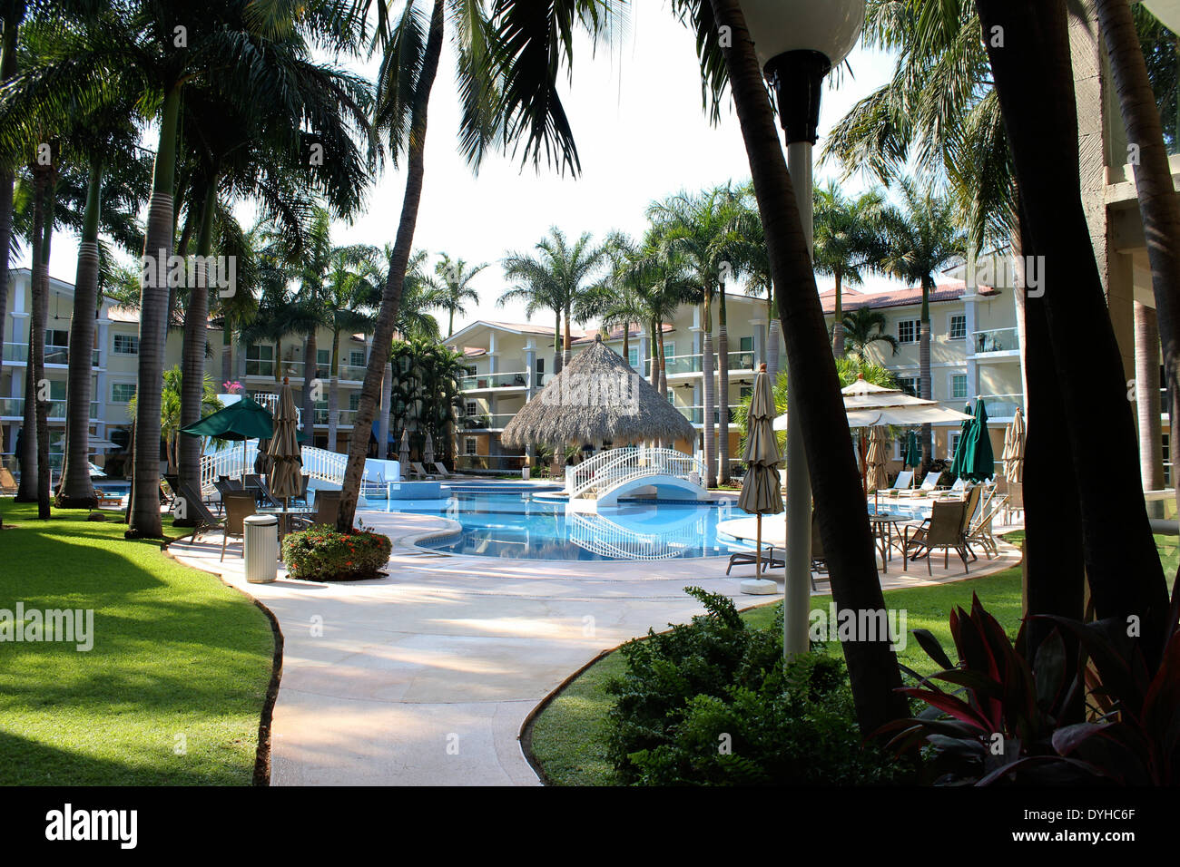 Blick auf eine Feriensiedlung mit Pool am Punta Diamante, Acapulco, Mexiko Stockfoto