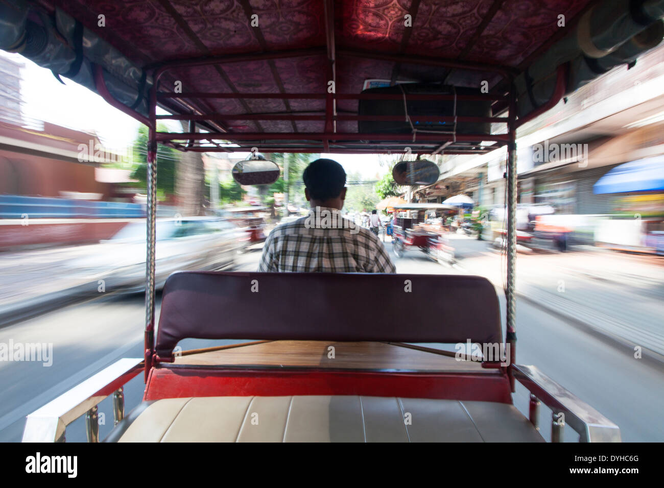 Ein Tuk-Tuk-Fahrer durch die Straßen von Phnom Penh, Kambodscha Stockfoto