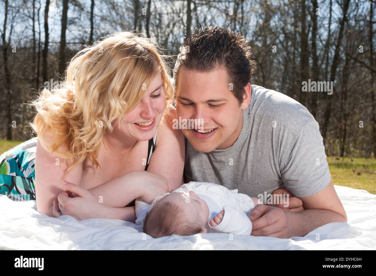 Junge Familie hat schöne Zeit mit ihrem Baby an einem sonnigen Tag Stockfoto