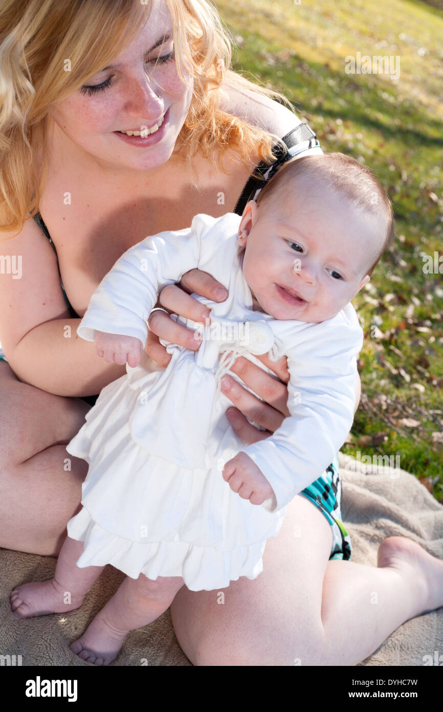 Junge Mutter hat eine schöne Zeit mit ihrem Baby an einem sonnigen Tag Stockfoto