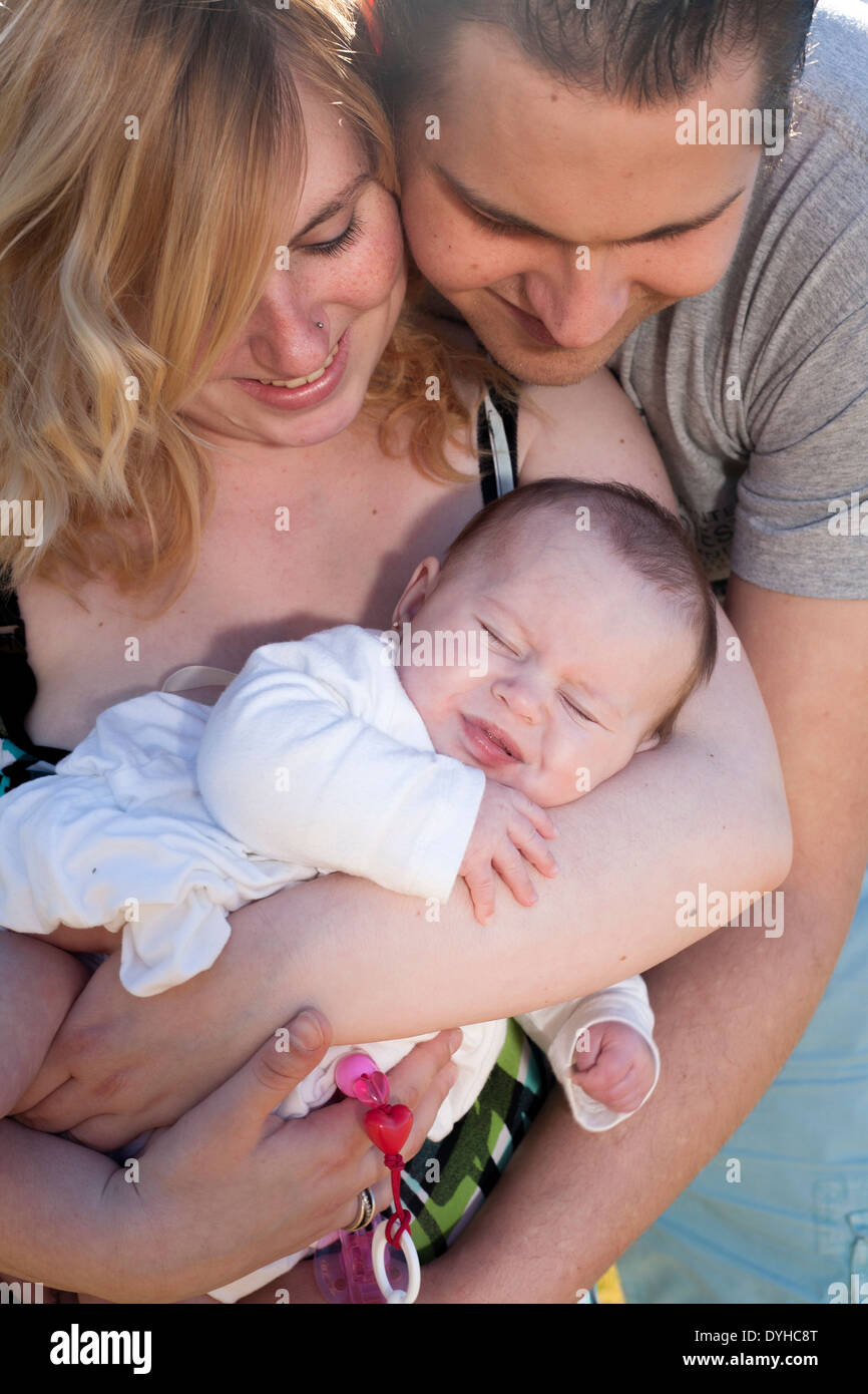 Junge Familie hat schöne Zeit mit ihrem Baby an einem sonnigen Tag Stockfoto
