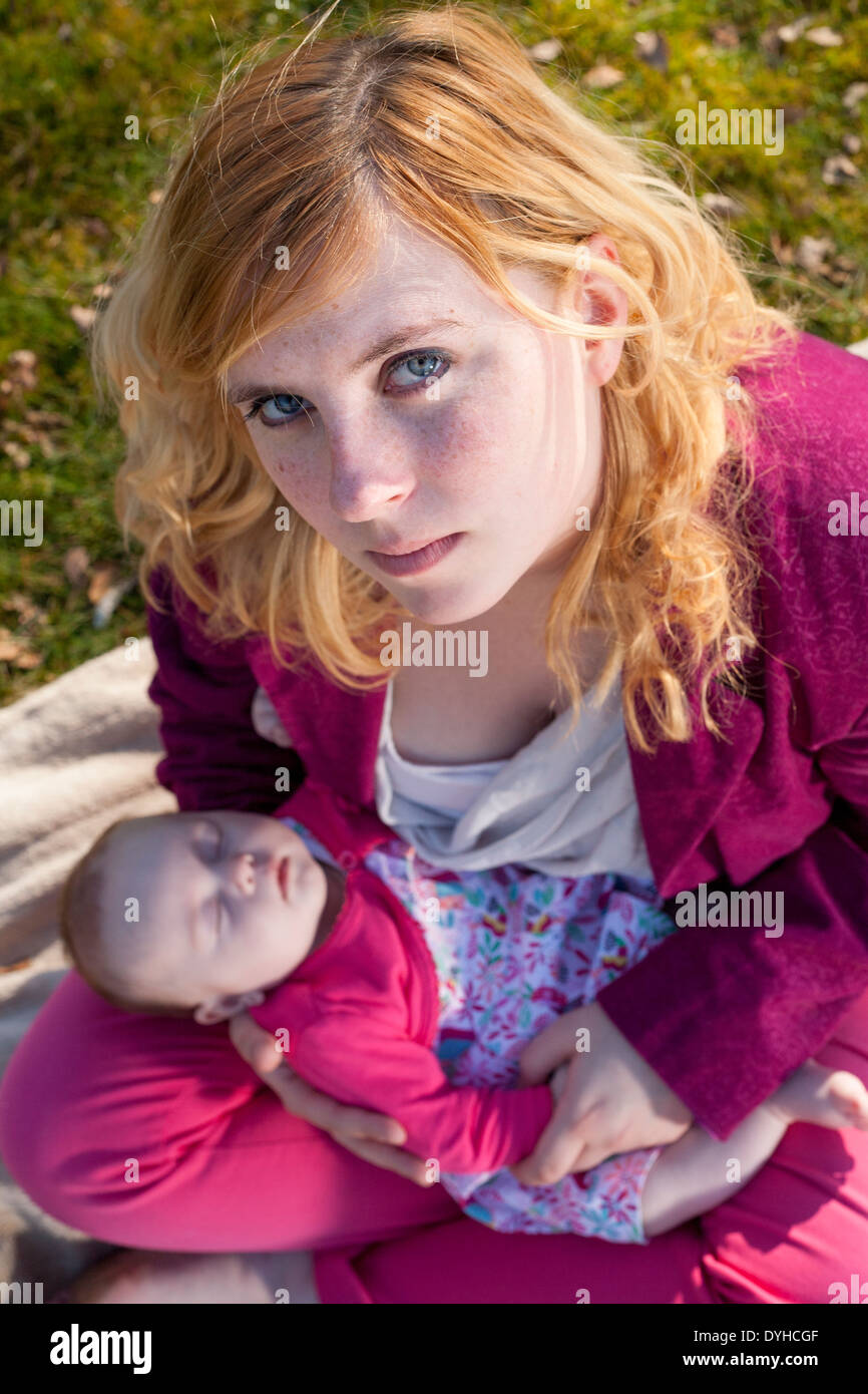 Junge Mutter hat eine schöne Zeit mit ihrem Baby an einem sonnigen Tag Stockfoto