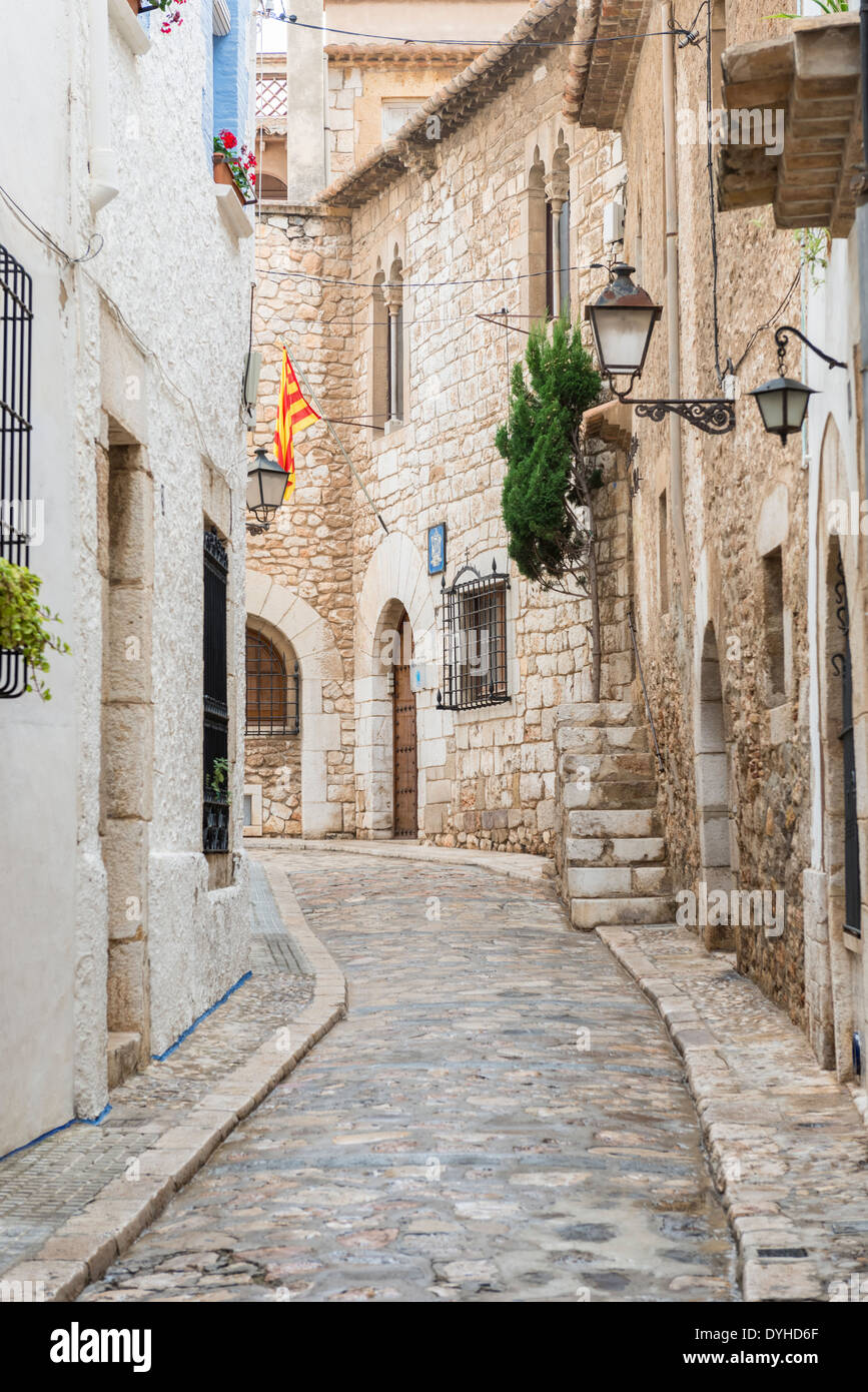 Old Stone Street in Sitges, Katalonien, Spanien, in der Nähe von Barcelona Stockfoto