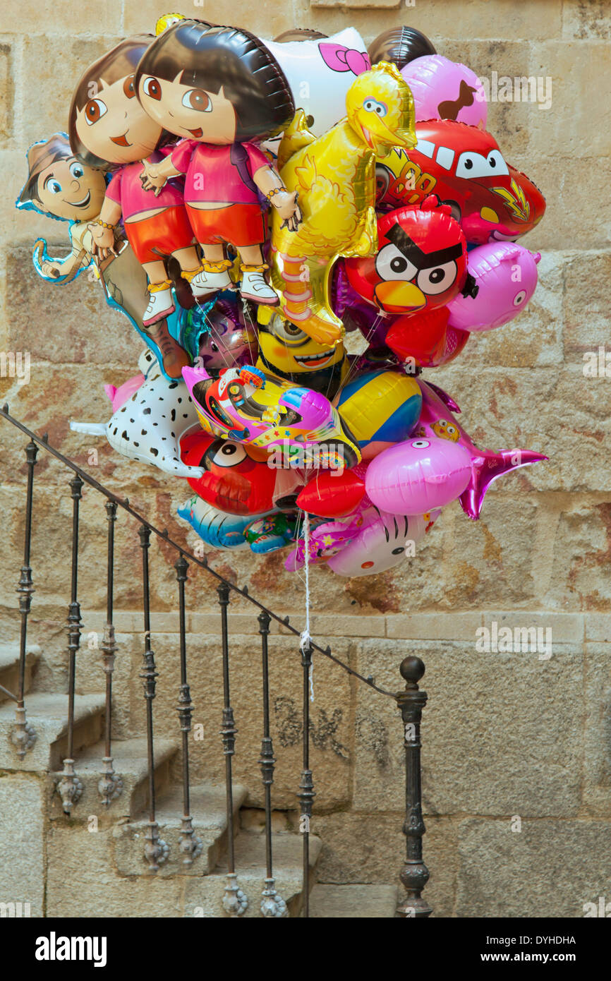 Reihe von bunten Luftballons zum Verkauf in Stadt Zentrum von Salalamanca, Castilla y León, Spanien. Stockfoto