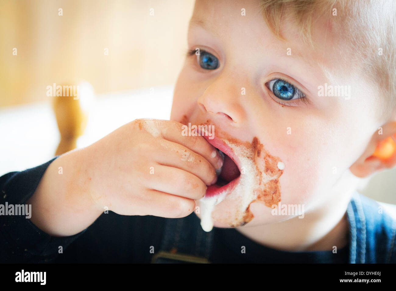 Basildon, Essex. 18. April 2014. Ein zweier Jahre alter Junge genießt seine Ostern Schokolade Genuss zu essen.  Fotograf: Gordon Scammell/Alamy Live-Nachrichten Stockfoto