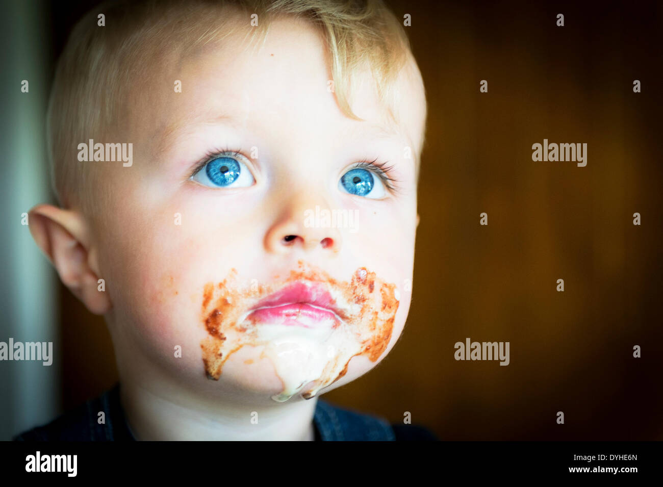 Basildon, Essex. 18. April 2014. Ein zweier Jahre alter Junge fühlt sich leicht krank nach dem Essen seine Ostern Schokolade zu behandeln.  Fotograf: Gordon Scammell/Alamy Live-Nachrichten Stockfoto