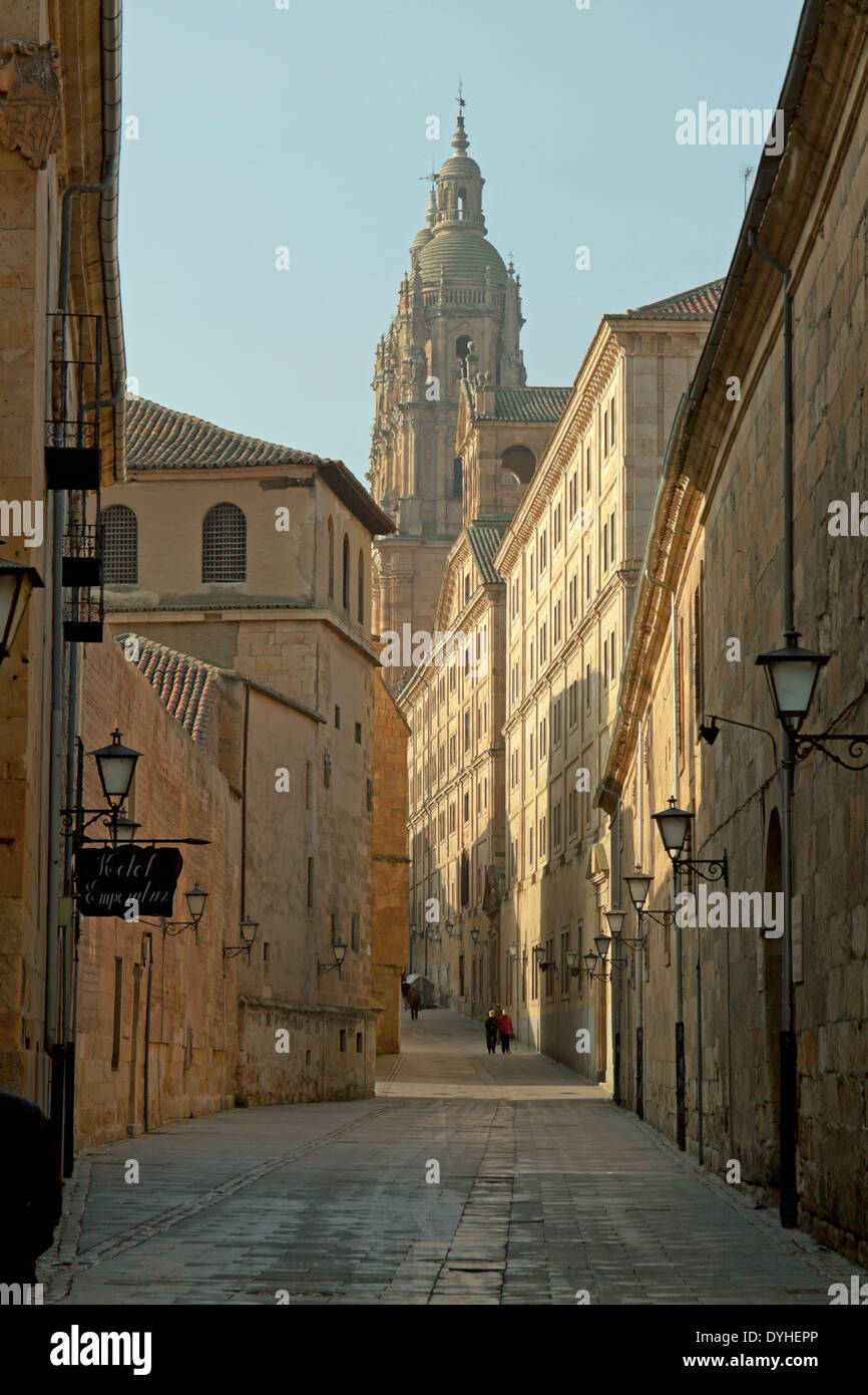 Licht des frühen Morgens auf Calle Compañía, bietet eine ruhige Stimmung in der historischen Stadt Salamanca in Castilla y León, Spanien. Stockfoto