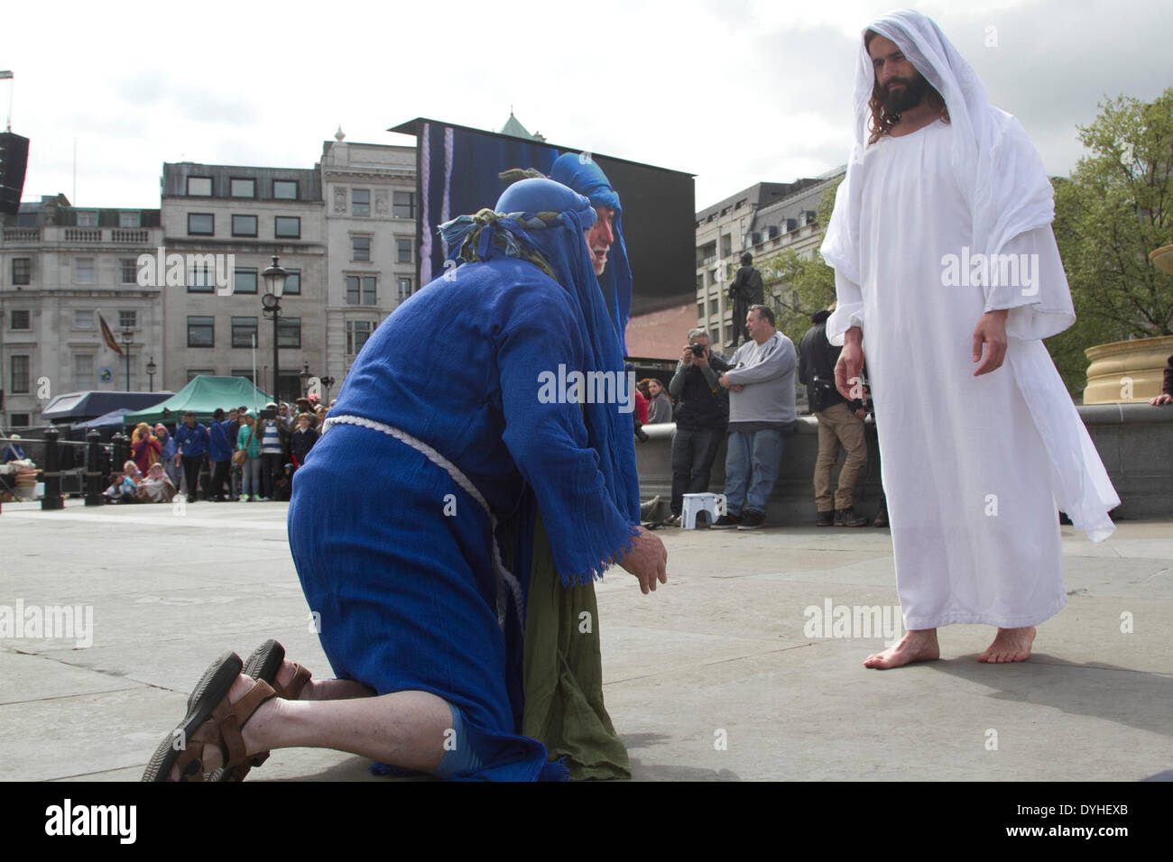 London UK. 18. April 2014. Schauspieler James Burke-Dunsmore aus der Wintershall Spieler führt die Passion Jesu am Karfreitag um Massen in Trafalgar Square London Credit: Amer Ghazzal/Alamy Live-Nachrichten Stockfoto