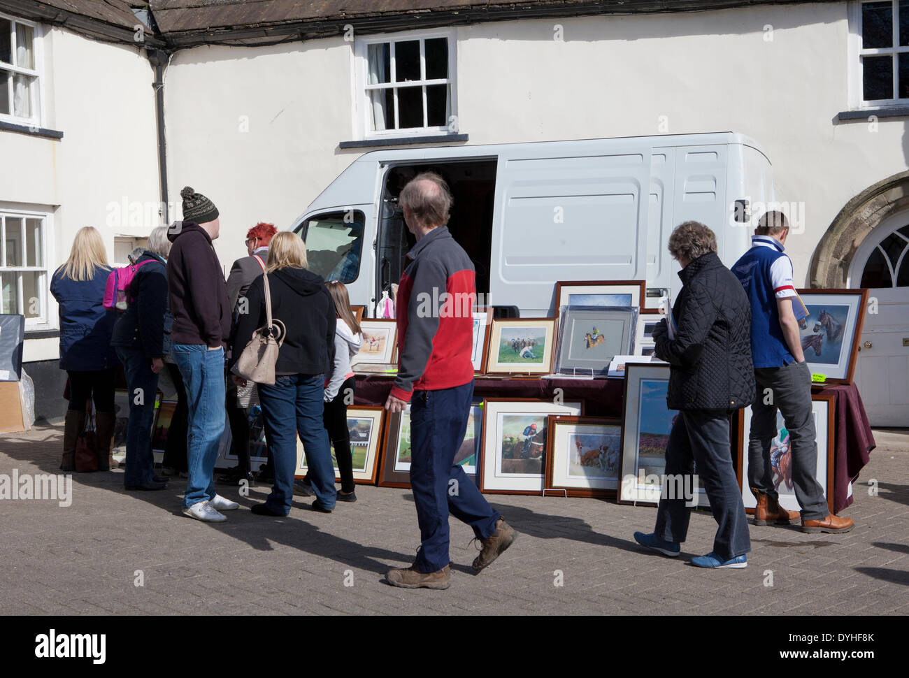 Middleham, Yorkshire, Großbritannien. North Dales Ställe "öffnen" Tag. Die Middleham Ställe Tag der offenen Tür ging voran trotz Rennen wird am Karfreitag zum ersten Mal zugelassen. Seine Zukunft gewesen bedroht mit racing Set Musselburgh und Lingfield bereitgestellt werden. Aber nach Betfair weiter als Sponsoren und Middleham Trainer Association "einstimmig" beschlossen, die zwei Jahrzehnte Tradition fortzuführen.  Ein Dutzend Ställe öffneten ihre Türen für die Veranstaltung. Bildnachweis: Cernan Elias/Alamy Live-Nachrichten Stockfoto