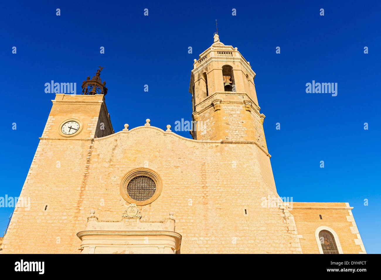 Dominiert die Skyline von Sitges in Spanien, die Església de Sant Bartomeu ich Santa Tecla stammt aus dem 17. Jahrhundert Stockfoto