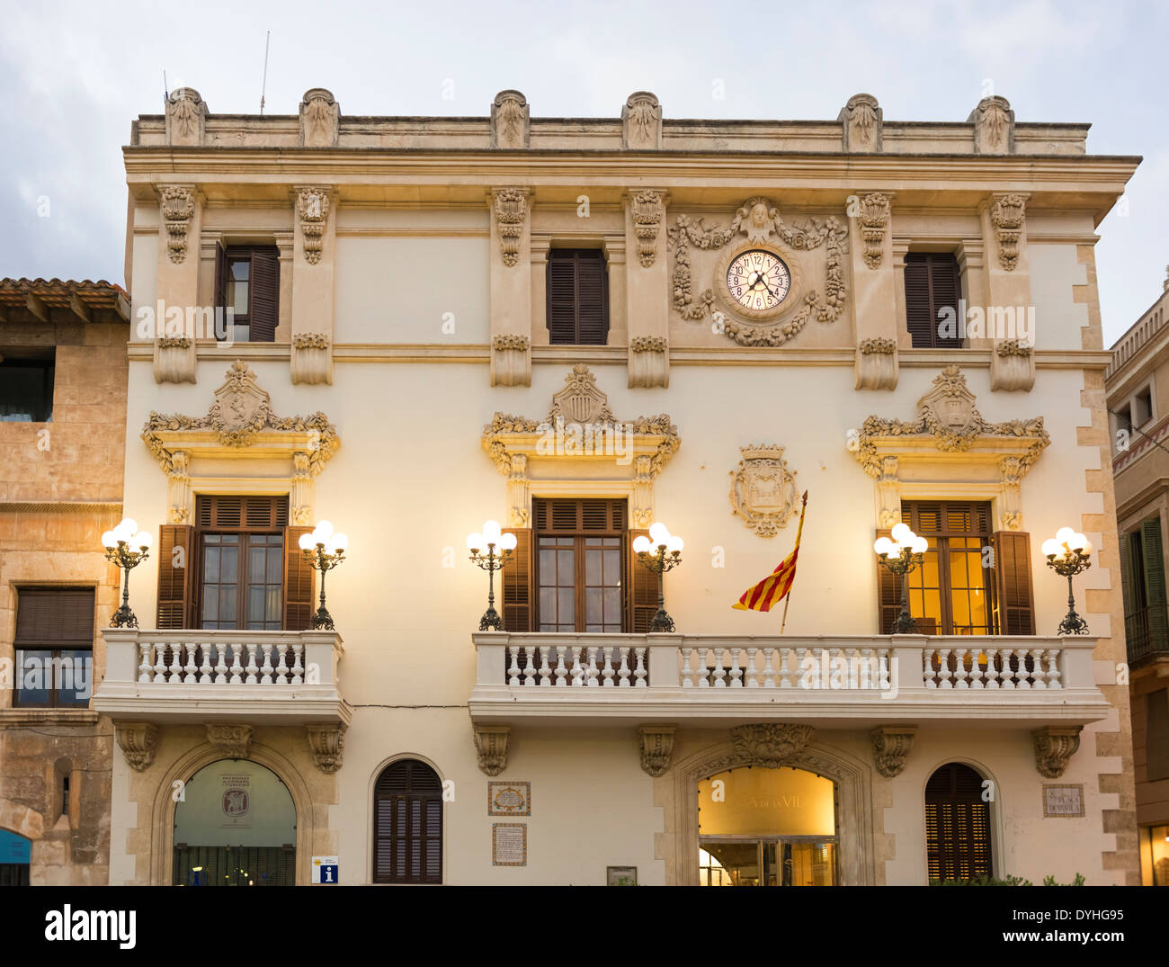 Vilafranca, Spanien - 9. Oktober 2013: Casa De La Vila in Vilafranca del Penedes in der Nähe von Barcelona, Spanien. Alte historische Gebäude in Stockfoto