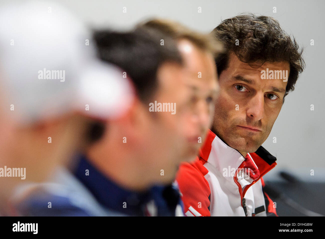 Northampton, UK. 18. April 2014. Ex-Formel-1 und jetzt Porsche Team Fahrer Mark Webber (AUS) blickt auf eine während der Pre-Event Pressekonferenz in Runde 1 der 2014 FIA World Endurance Championship von Silverstone Circuit. Bildnachweis: Aktion Plus Sport/Alamy Live-Nachrichten Stockfoto