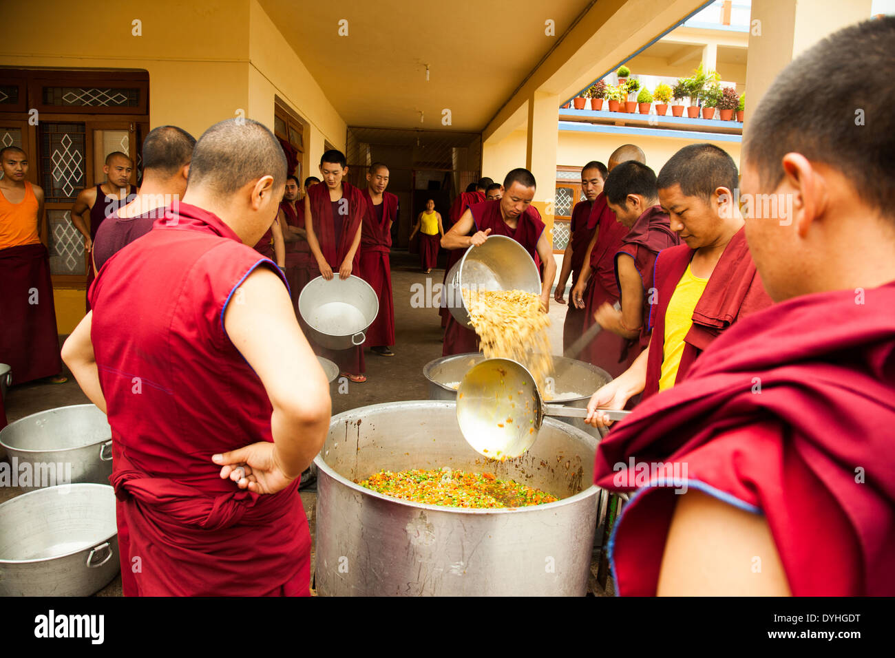 Mönche, die Zubereitung von Reis Speisen wie ein Mittagessen in Bylakuppe, Indien Stockfoto