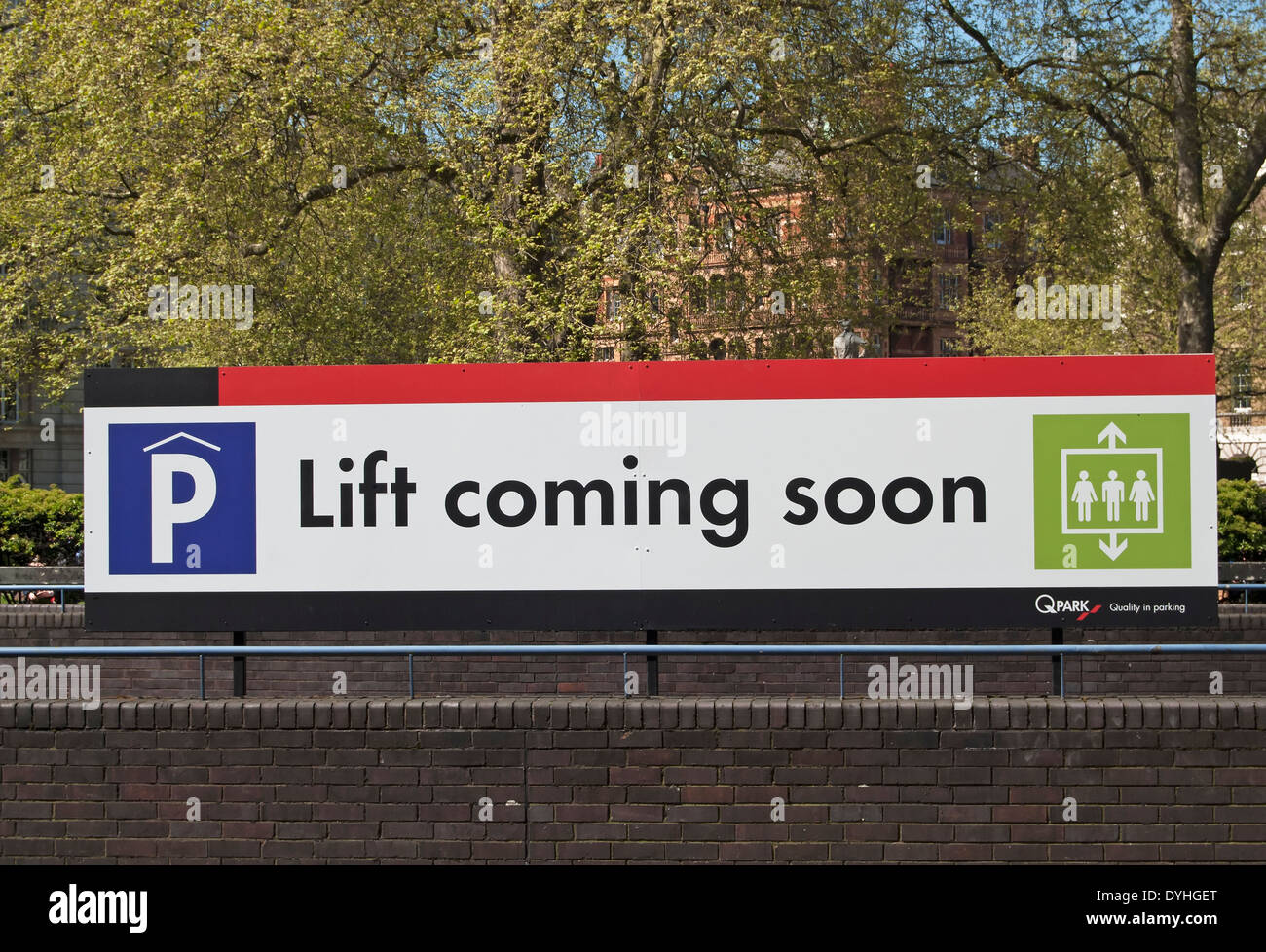 Aufzug in Kürze Schild, über eine Tiefgarage in London, england Stockfoto