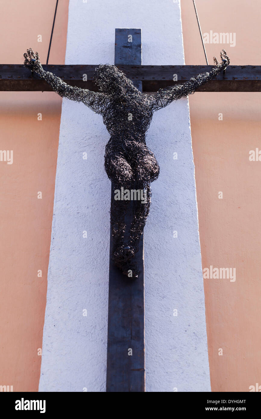 Kruzifix hängt an der Außenseite eines Gebäudes als Bestandteil der Osterfeierlichkeiten in Guia de Isora, Teneriffa, Kanarische Inseln, Spanien Stockfoto