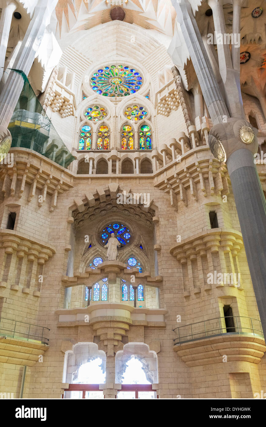 Sagrada Familia Interieur: Decke, Fenster, Spalten Stockfoto