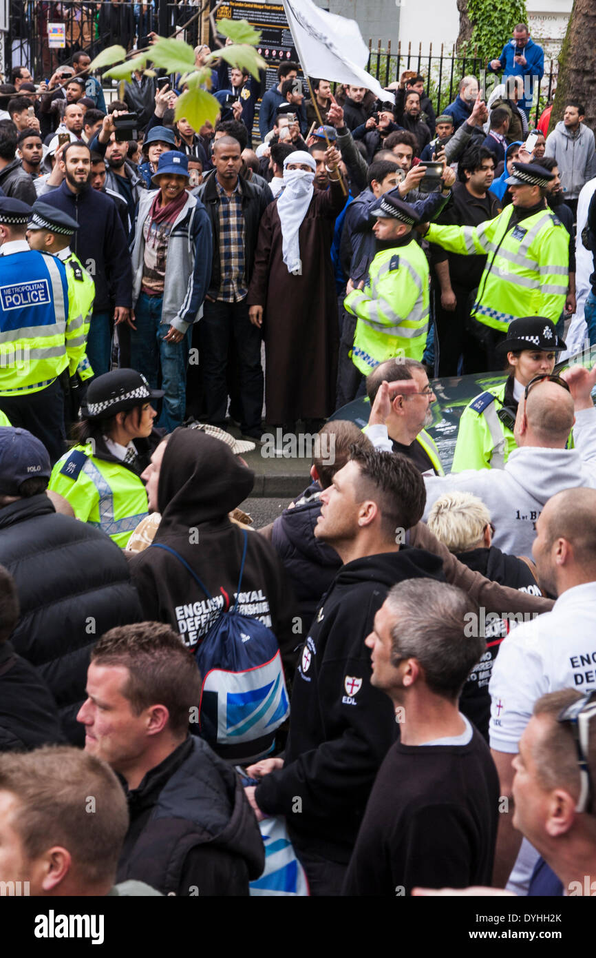 London, 18. April 2014. Muslimische Jugendliche und britischen rechtsextremen Anti-Islamisten schimpfen auf einander als Anjem Choudary und seinen Islam4UK Gruppe Protest nach dem Freitagsgebet im Regents Park Moschee, gegen "Camerons Kreuzzüge". Bildnachweis: Paul Davey/Alamy Live-Nachrichten Stockfoto