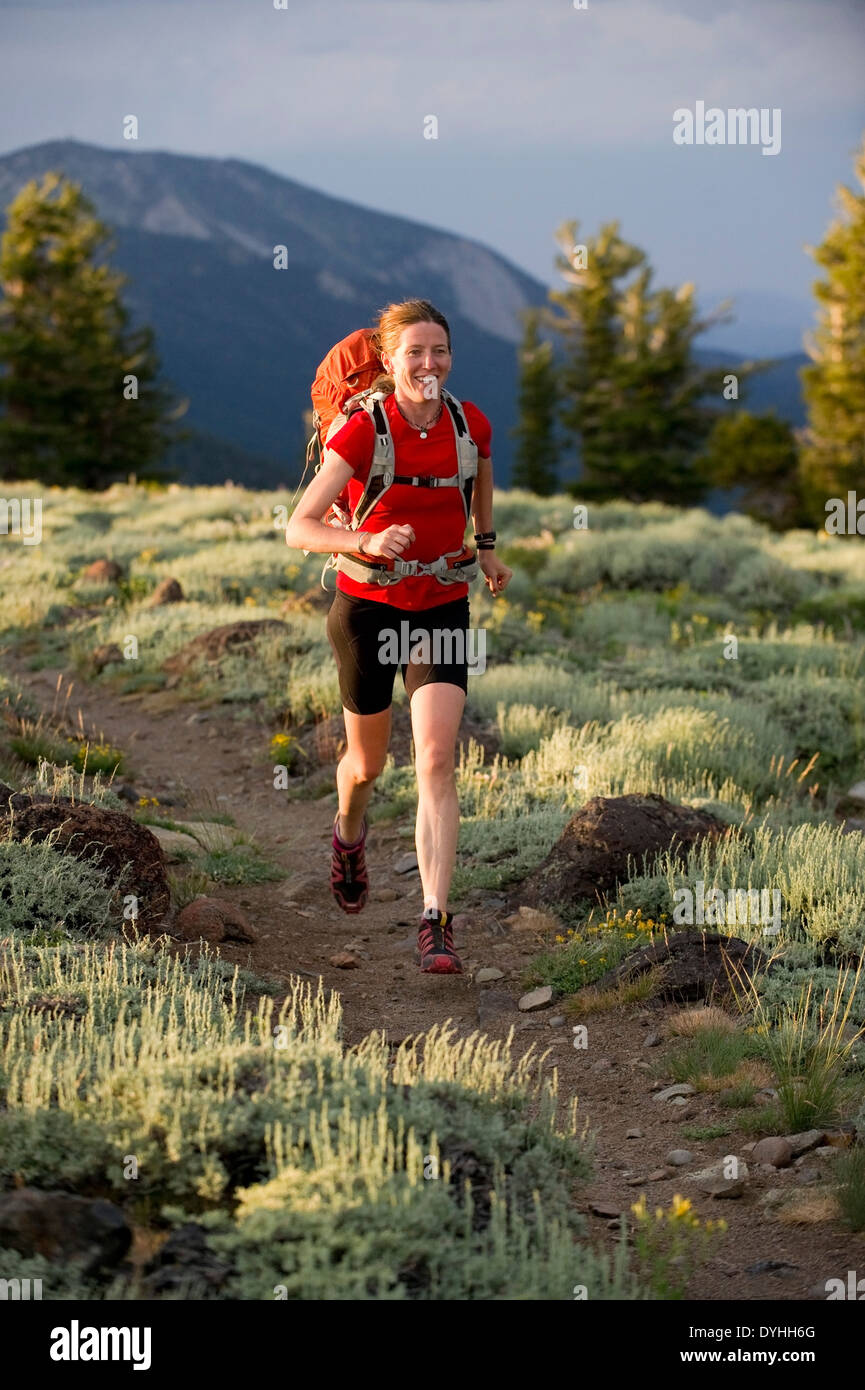 Eine Frau, Ausdauersportler, Fastpacking auf der Tahoe Rim Trail. Stockfoto