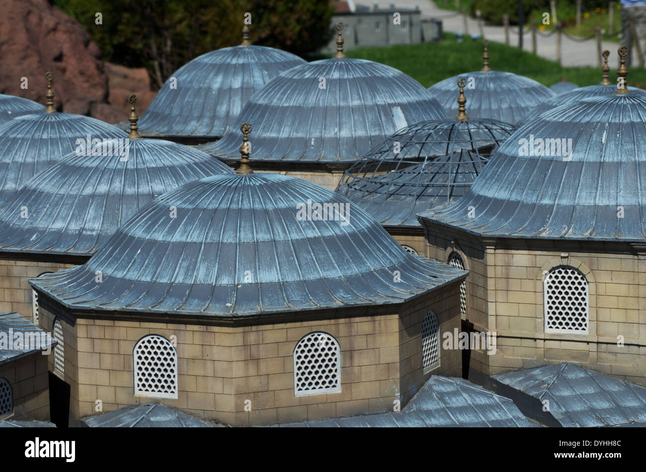 Kuppeln der Miniaturgebäude in Miniatürk, Istanbul, Türkei. Ein Park voller winziger Versionen historischer Gebäude. Stockfoto