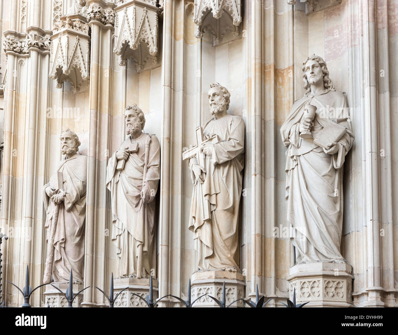 Barcelona Kathedrale Statuen der Apostel am Eingang, Spanien. Die Kathedrale befindet sich im Herzen gotischen Viertel von Barcelona. Stockfoto