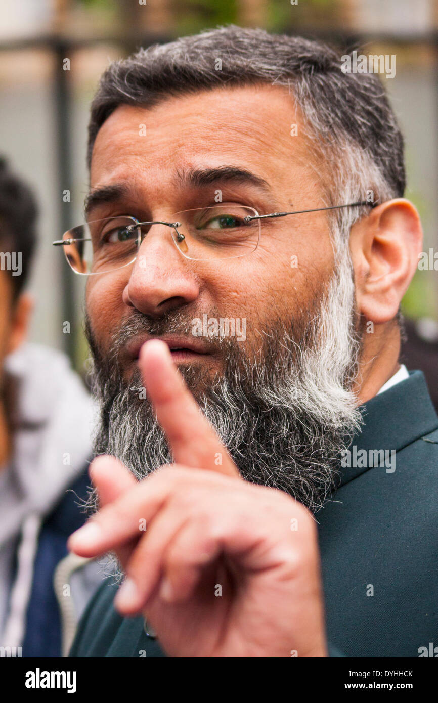 London, 18. April 2014. Anjem Choudary (im Bild) und seine Islam4UK-Gruppe nach dem Freitagsgebet im Regents Park Moschee, gegen "Camerons Kreuzzüge" zu protestieren. Bildnachweis: Paul Davey/Alamy Live-Nachrichten Stockfoto
