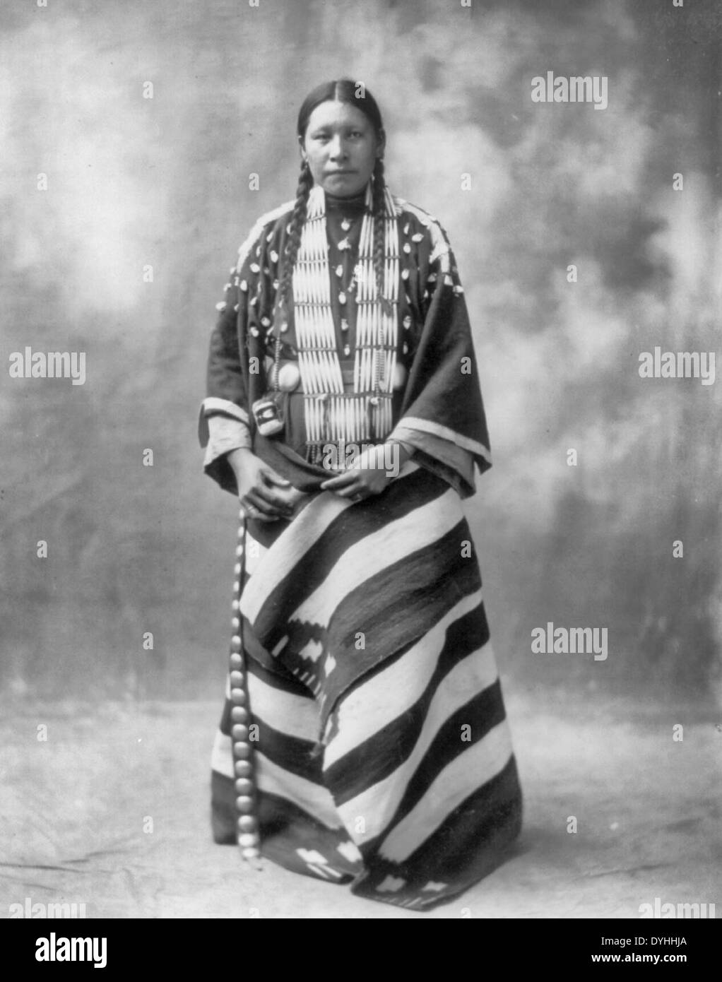 Lucy Red Cloud - Indianerin Sioux. Voller Länge, stehend, mit Blick auf leicht links; in der zeremoniellen Kleidung, ca. 1899 Stockfoto