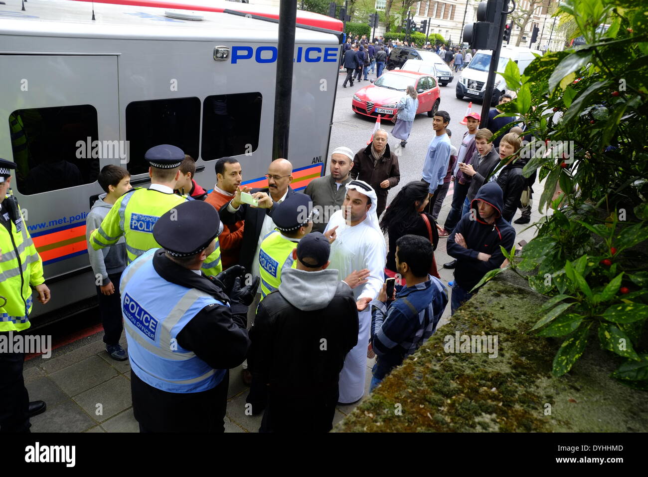 London, UK. 18. April 2014. Muslime halten "Kundgebung gegen britische Kreuzzug" in London chaotischen Szenen in London als extremistische Moslems aufgetreten ist eine Kundgebung vor der Zentralmoschee nach dem Freitagsgebet. Die EDL und Großbritannien erste Anhänger protestierten gegen Scharia in UK Credit: Rachel Megawhat/Alamy Live News Stockfoto