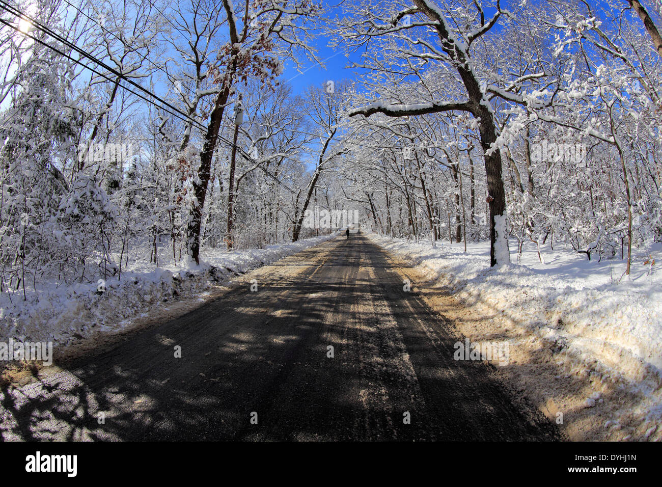 Jogger auf dem Schnee bedeckt Straße Setauket Long Island New York Stockfoto