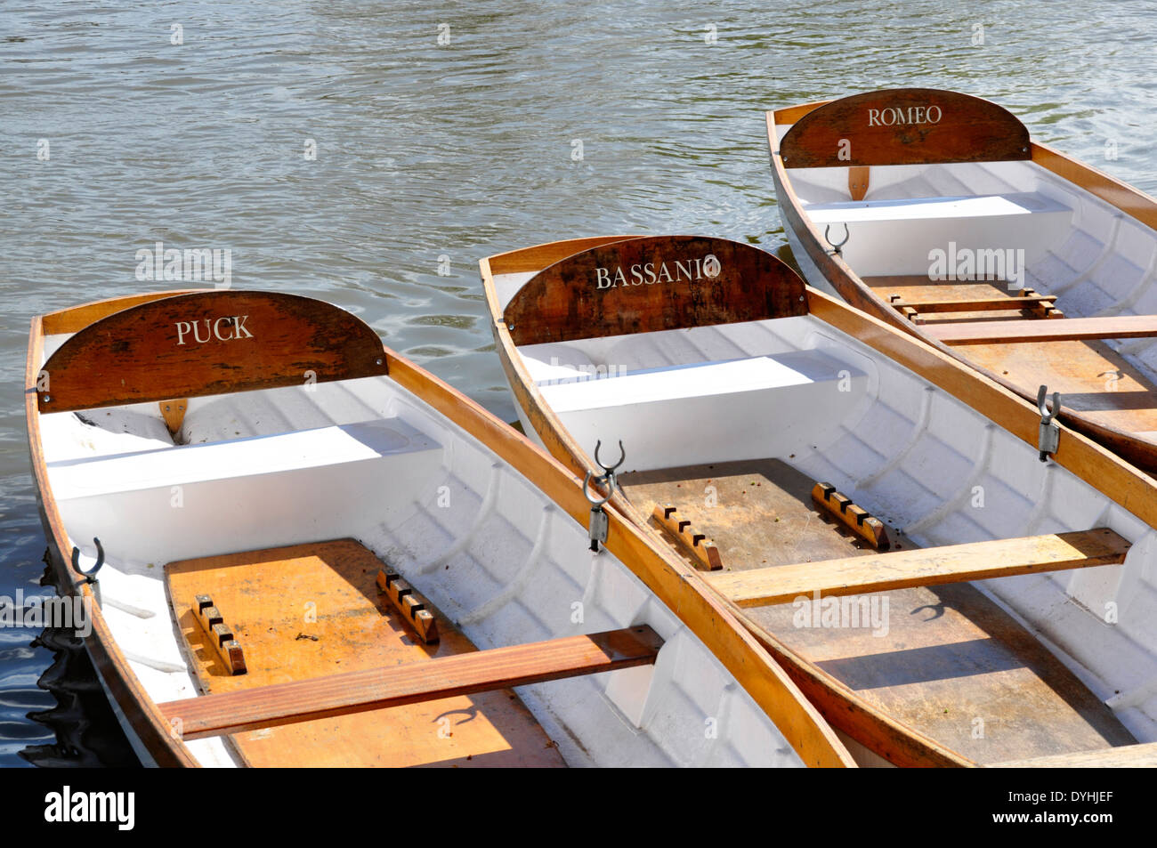 Stratford on Avon - durch den Fluss - Ruderboote zu mieten - benannt nach einer Shakespeare-Figur - strahlendem Sonnenschein jedes Boot Stockfoto