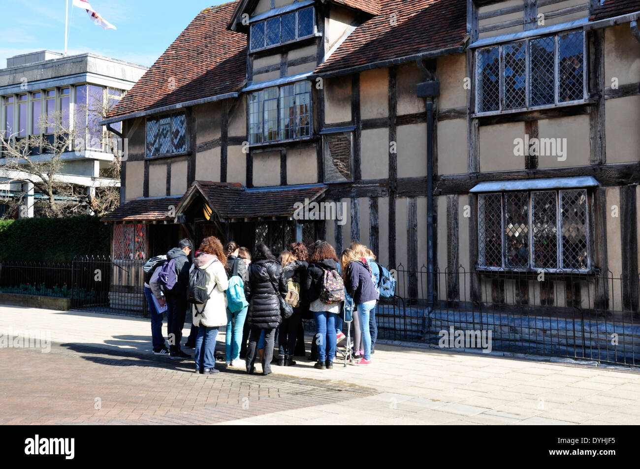 Stratford on Avon - Shakespeares Geburtshaus - eine Wallfahrt - oder eine pädagogische Schulreise - eine junge Gruppe. Stockfoto