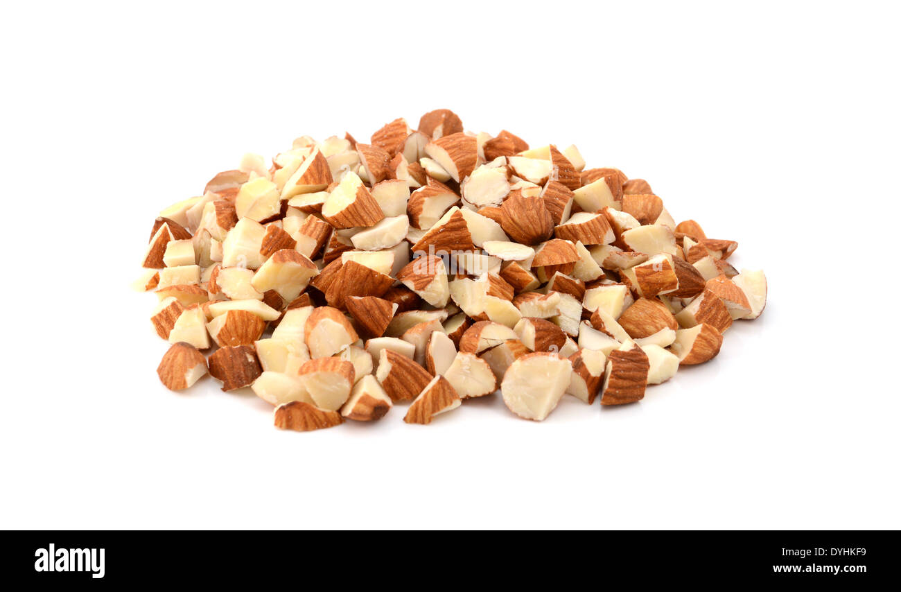 Gehackte Mandeln, isoliert auf weißem Hintergrund Stockfoto