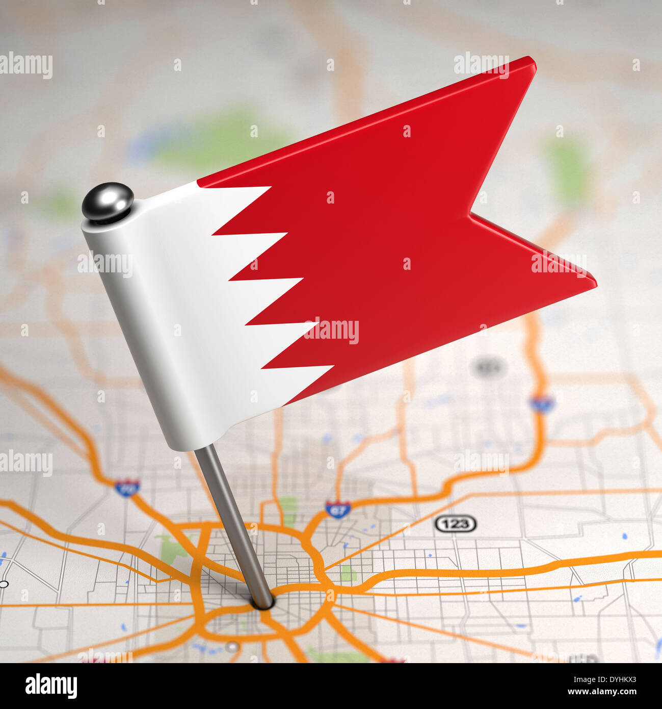 Bahrain kleine Flagge auf einem Kartenhintergrund. Stockfoto