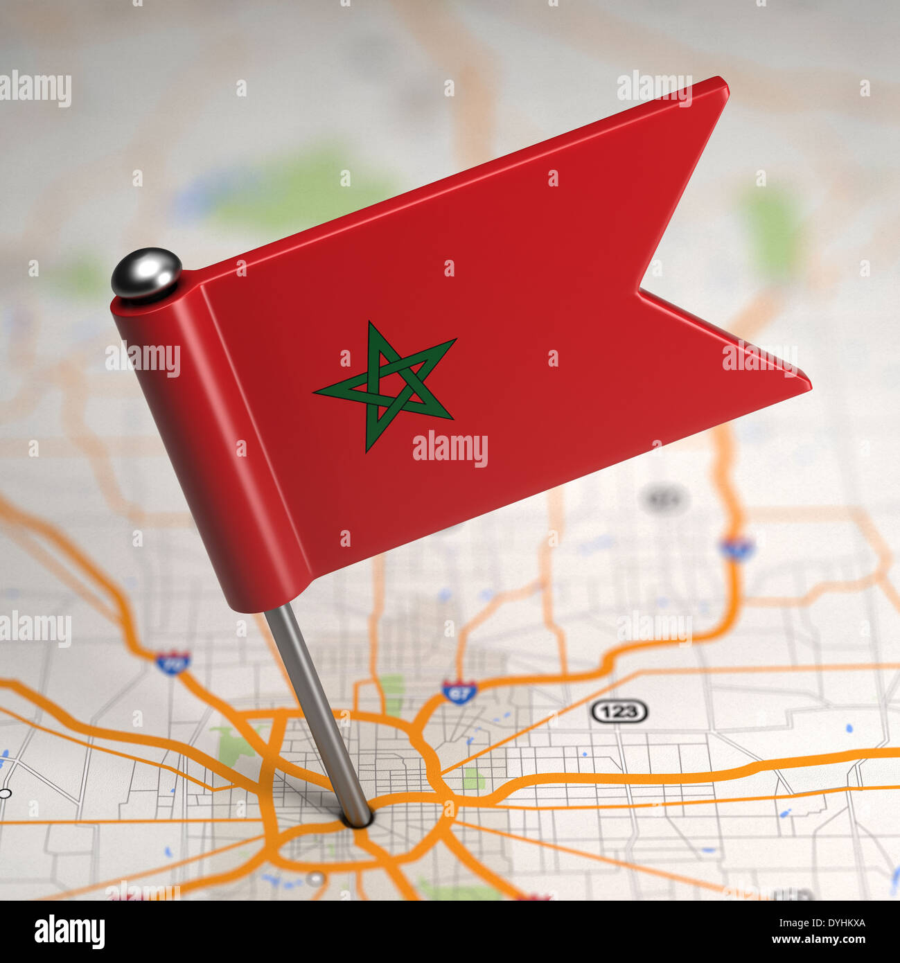 Marokko kleine Flagge auf einem Kartenhintergrund. Stockfoto