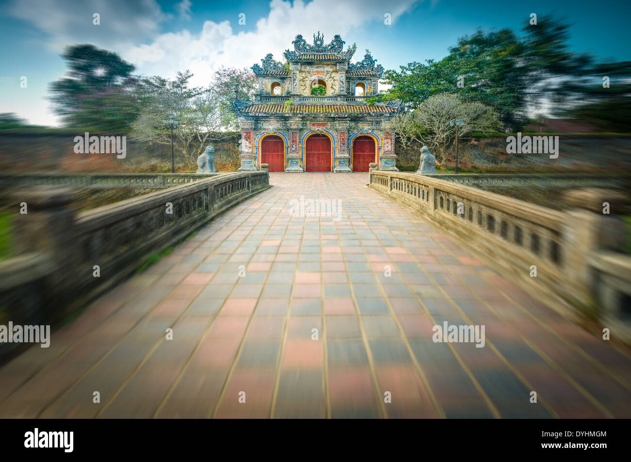 Fassade der das Tor zur Zitadelle in Hue, Vietnam, Asien. Verzierten Eingang zur Kaiserstadt Hue. Hellen Tag mit blauem Himmel und grünen Rasen. Stockfoto